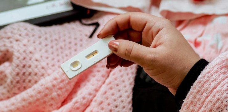 Testy ciążowe i owulacyjne – jak działają i kiedy je stosować?